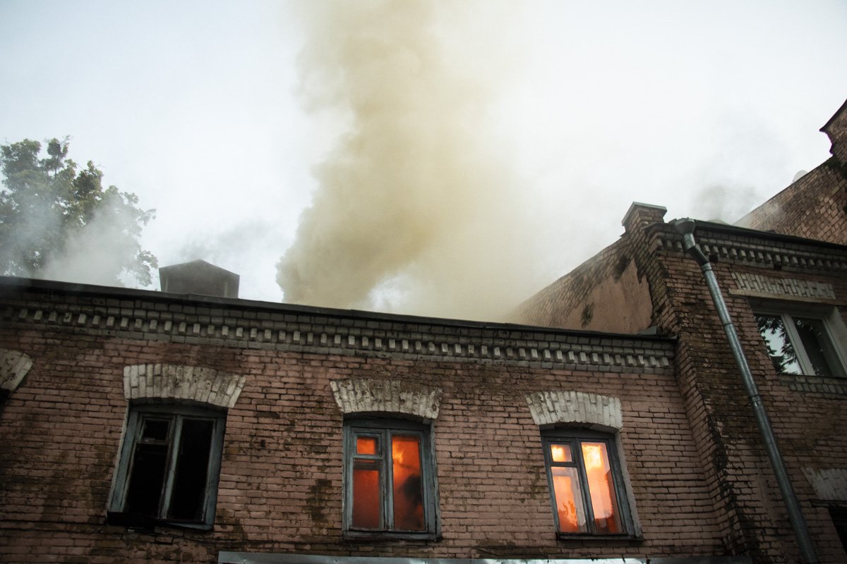 Огонь охватил второй этаж здания на площади 50 квадратных метров