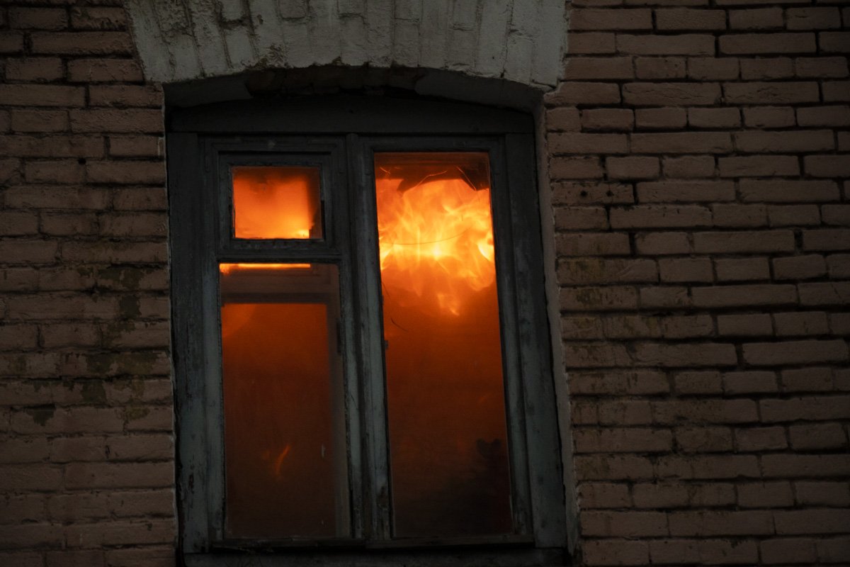 Спасатели долго не могли пробраться к очагу возгорания