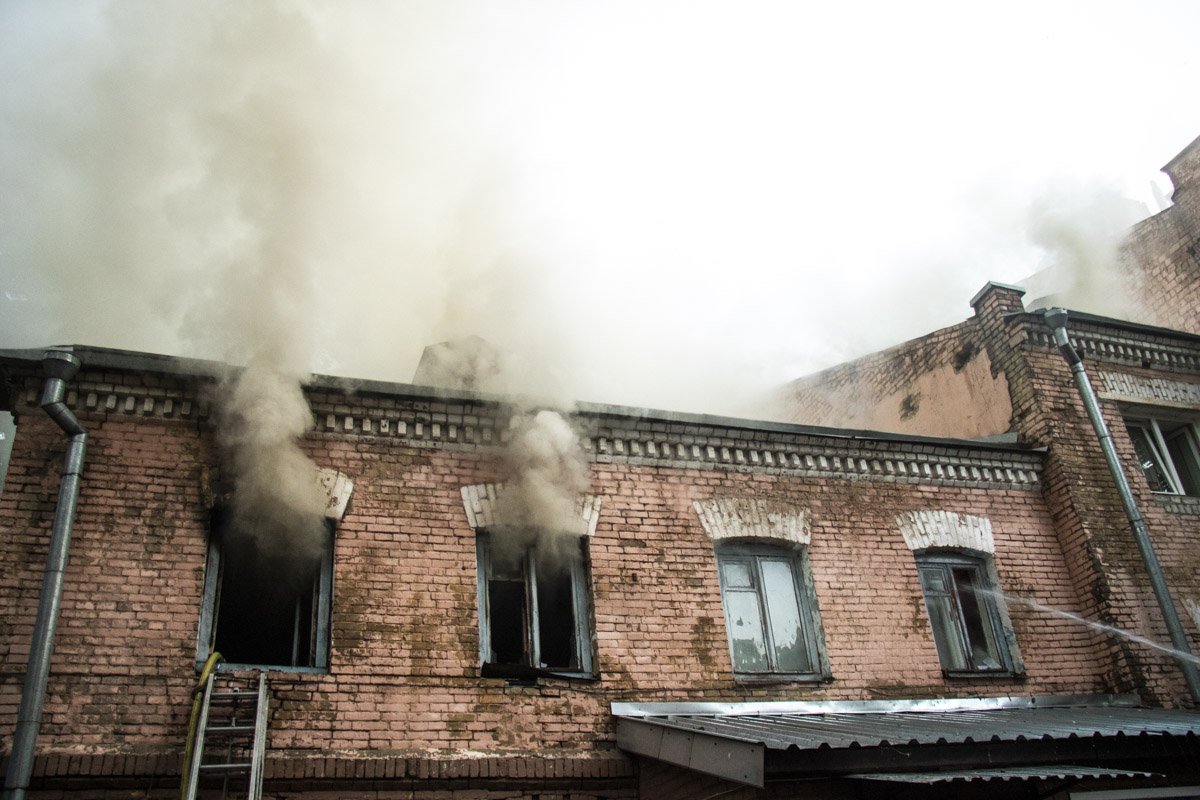 Пламя также частично распространилось и на чердак