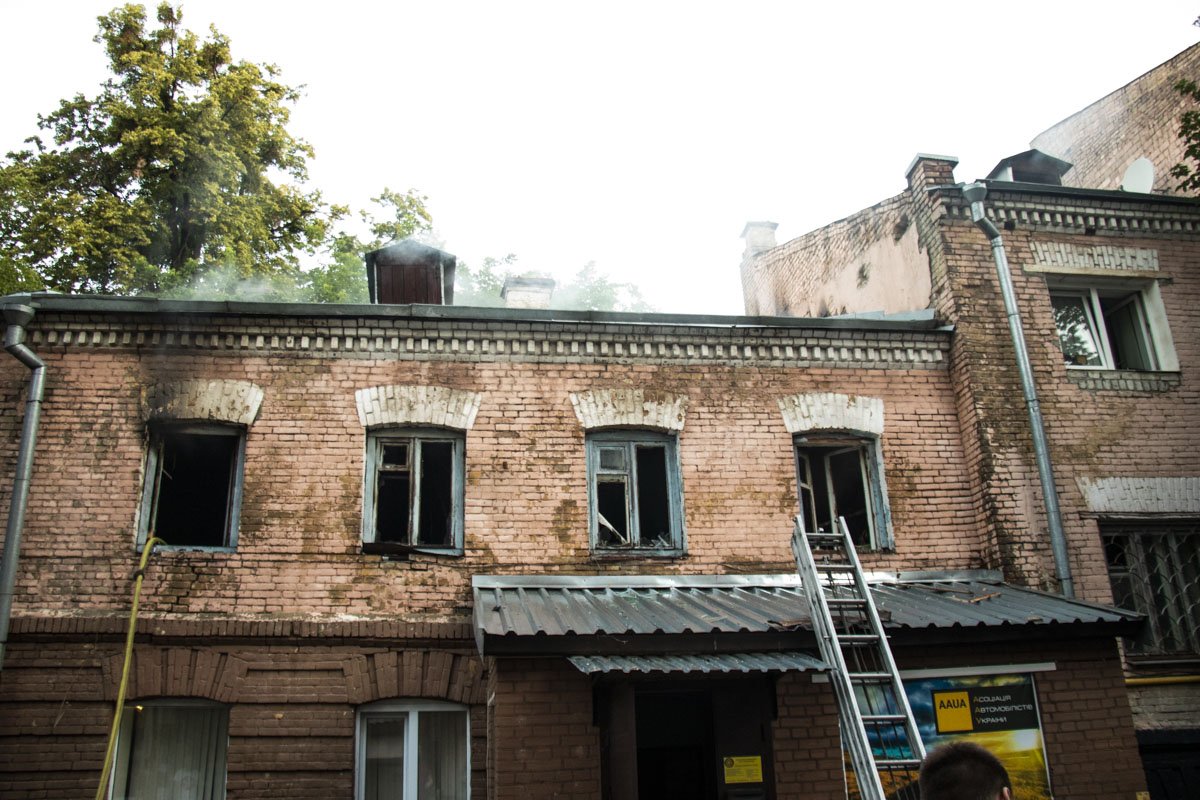 Лишь в 05:38 пожар удалось полностью ликвидировать