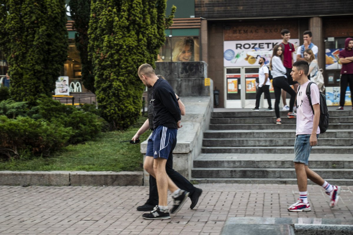 Когда в конфликт вмешались патрульные, то молодые люди напали на полицейских Когда в конфликт вмешались патрульные, то молодые люди напали на полицейских