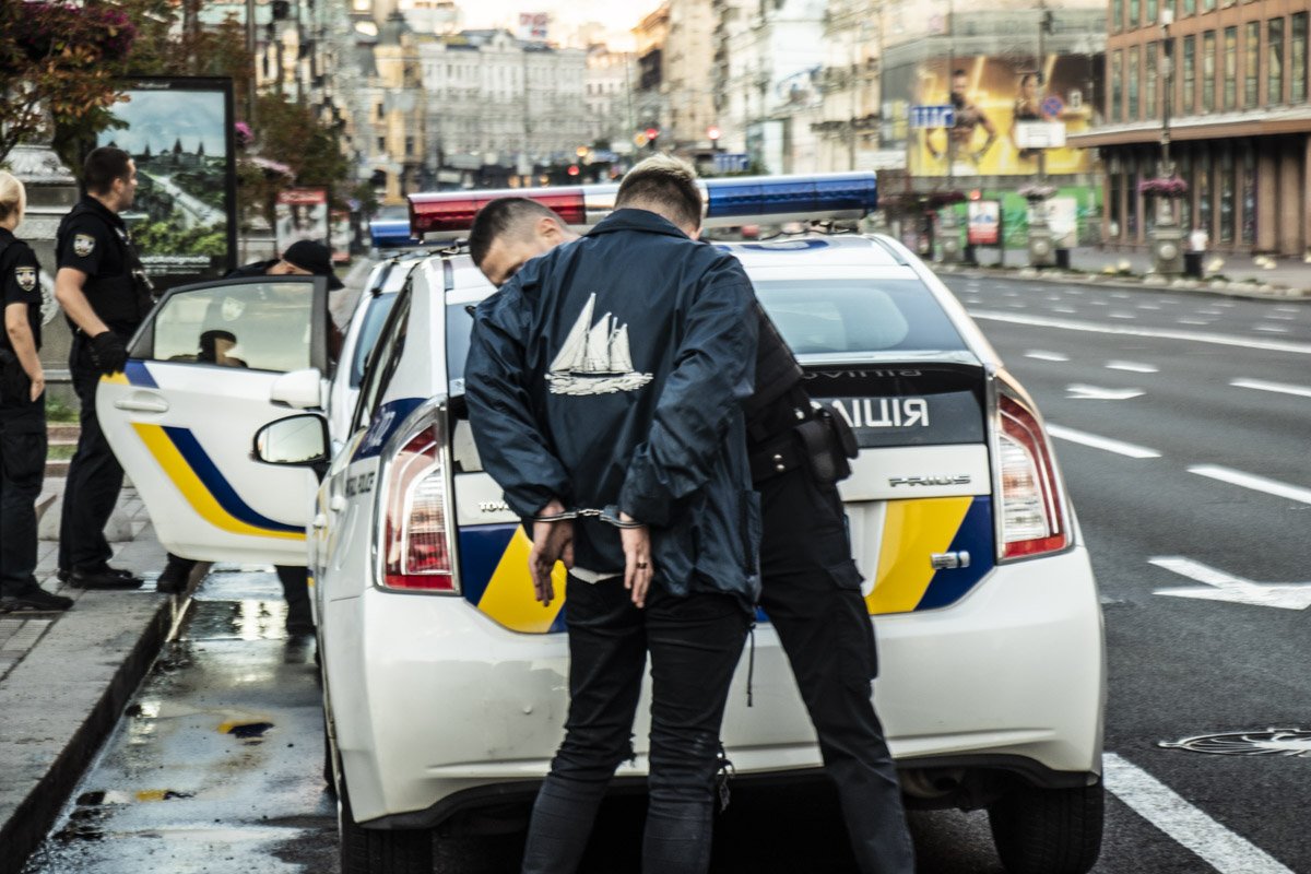Один из парней толкнул патрульную за то, что она ему сделала замечание Один из парней толкнул патрульную за то, что она ему сделала замечание