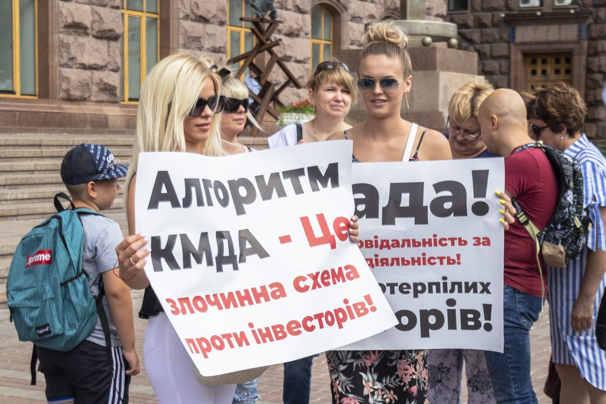 Требования митингующих - возобновить строительство, ведь десятки тысяч людей на данный момент остались без жилья