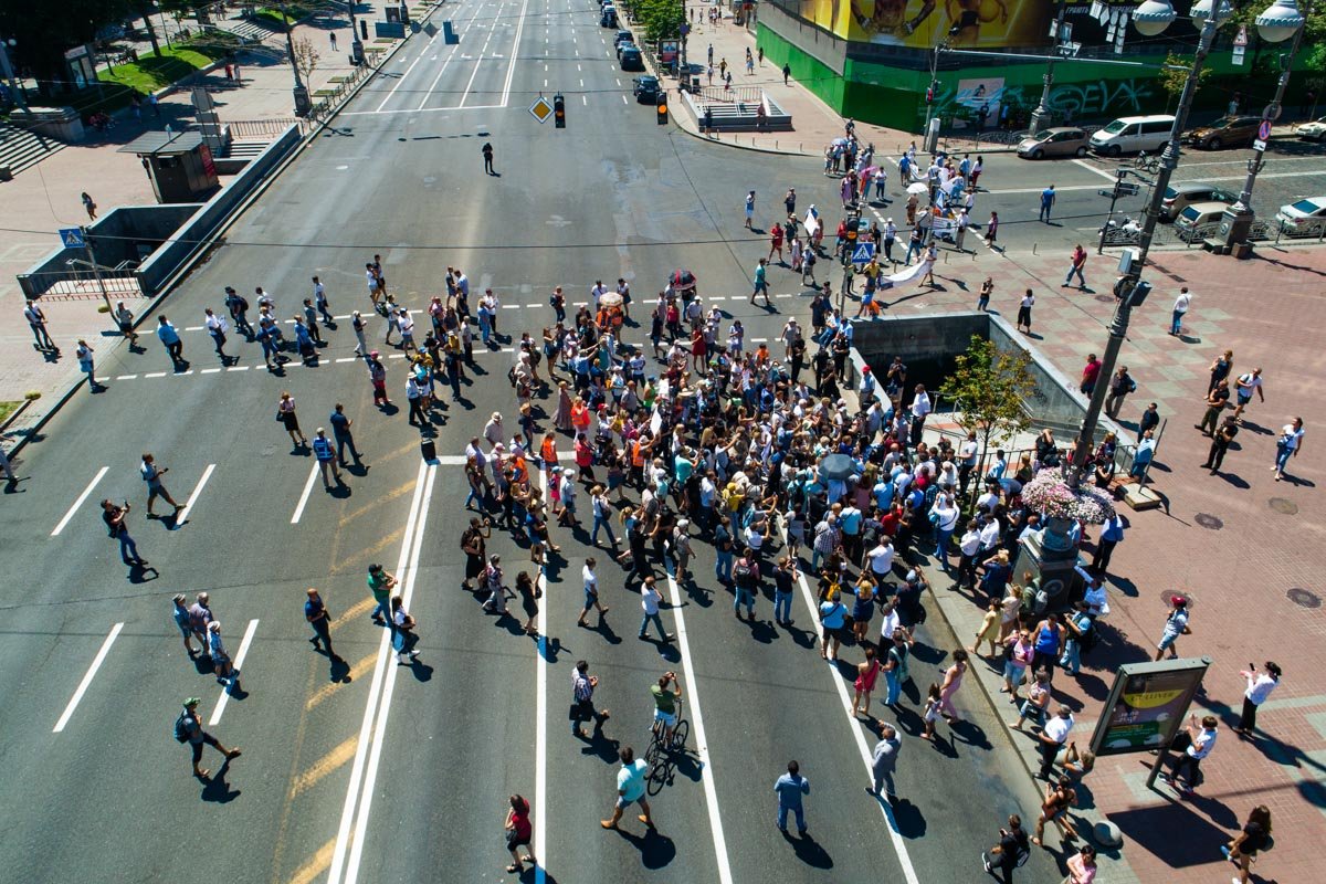 Десятки инвесторов так называемых "домов Войцеховского" перекрыли движение по Крещатику Десятки инвесторов так называемых "домов Войцеховского" перекрыли движение по Крещатику