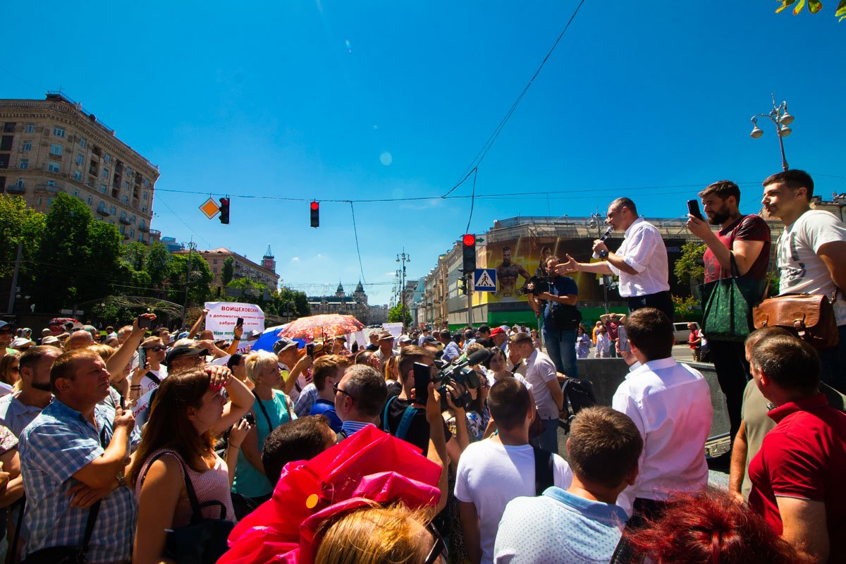 Участники митинга требовали от мэра взять дома на баланс города Участники митинга требовали от мэра взять дома на баланс города