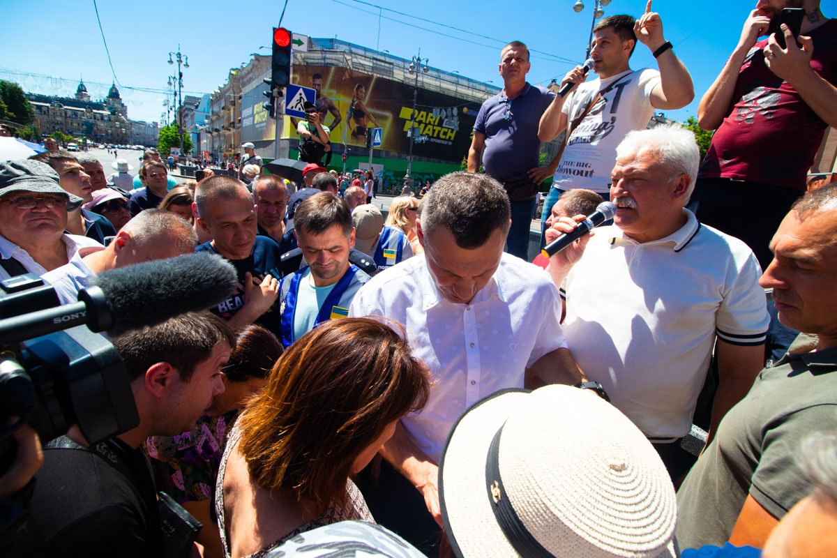 Помимо Кличко к митингующим вышел в том числе и Вячеслав Непоп Помимо Кличко к митингующим вышел в том числе и Вячеслав Непоп