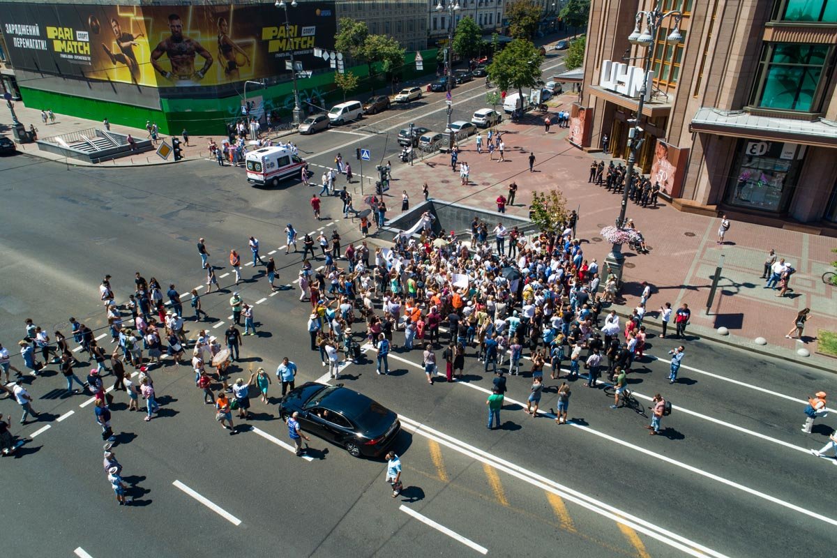 В конце концов митингующие очистили Крещатик, но сразу же отправились к Администрации Президента В конце концов митингующие очистили Крещатик, но сразу же отправились к Администрации Президента