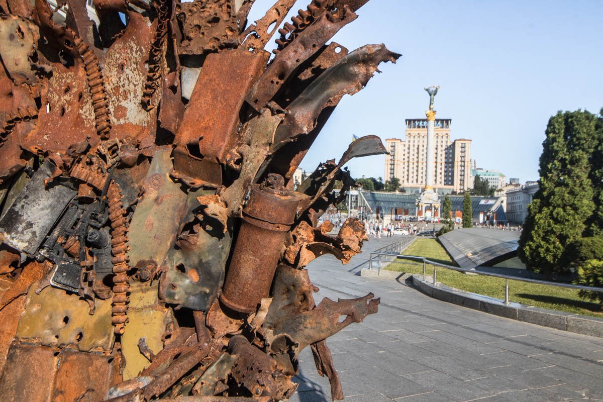 Трон изготовили из железных обломков военной техники и использованных боеприпасов, которые собрали в зоне АТО
