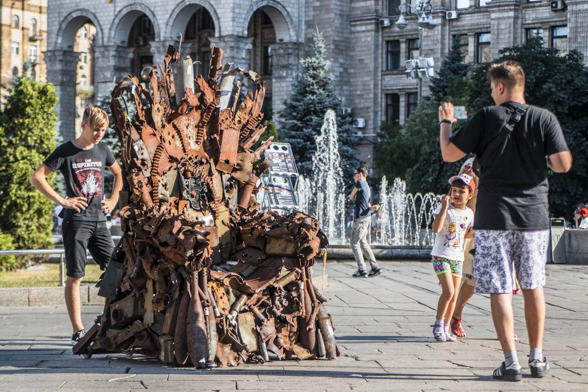 Весит инсталляция более 600 килограмм