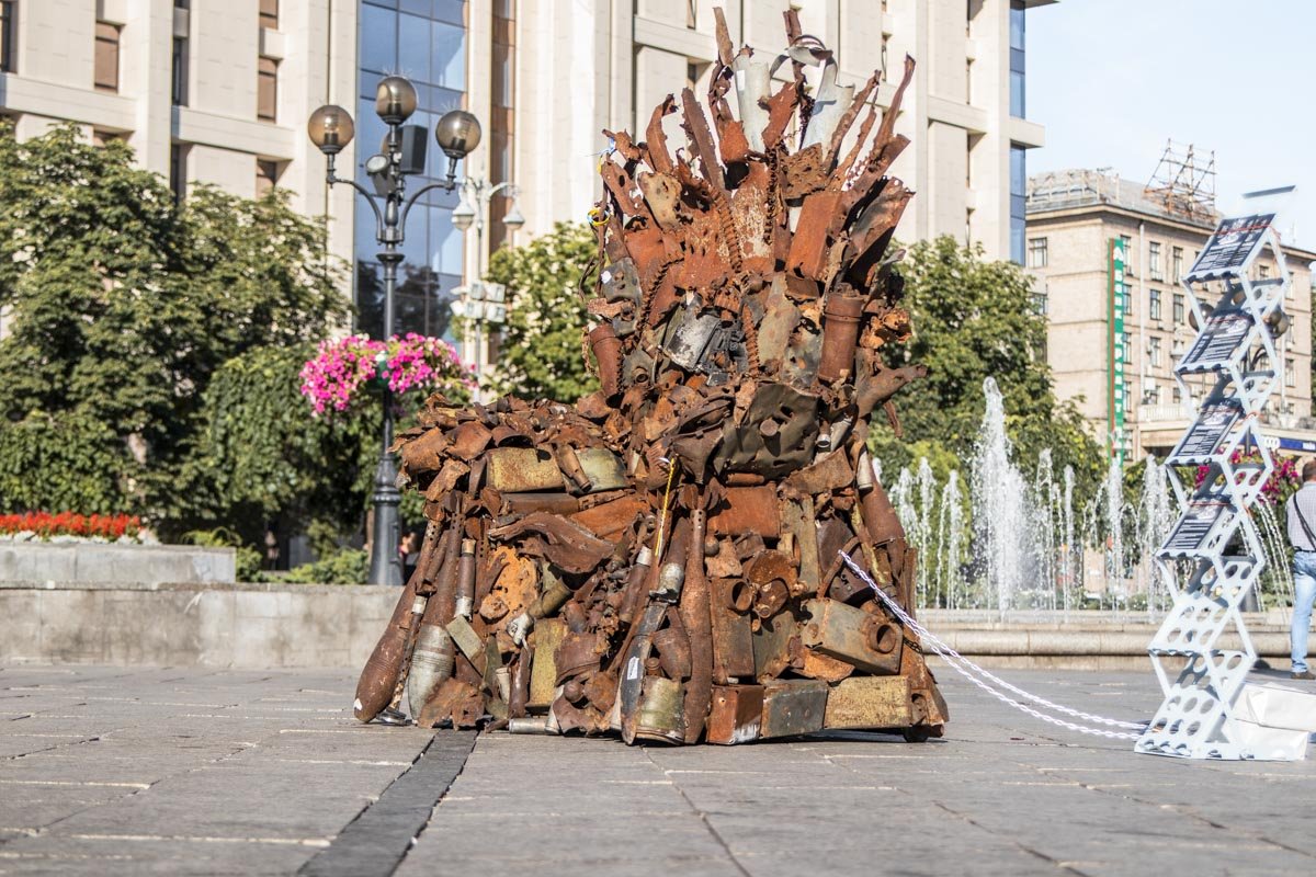 Вскоре после создания "Железный трон Востока" продали на благотворительном аукционе за 150 тысяч гривен