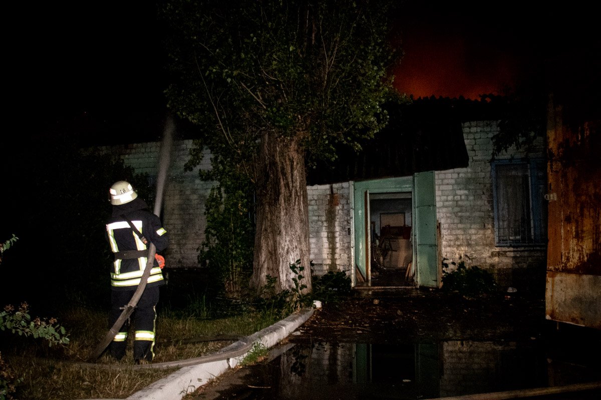 На Красноткацкой загорелось помещение школьной мастерской 