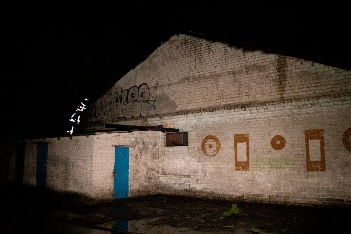 Изначально обвал горящей крыши местные жители приняли за взрыв 