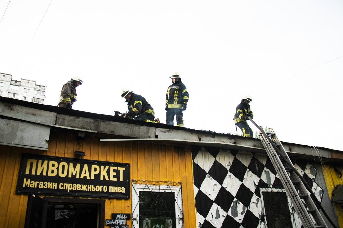 В Киеве на Будищанской загорелся пивной магазин 