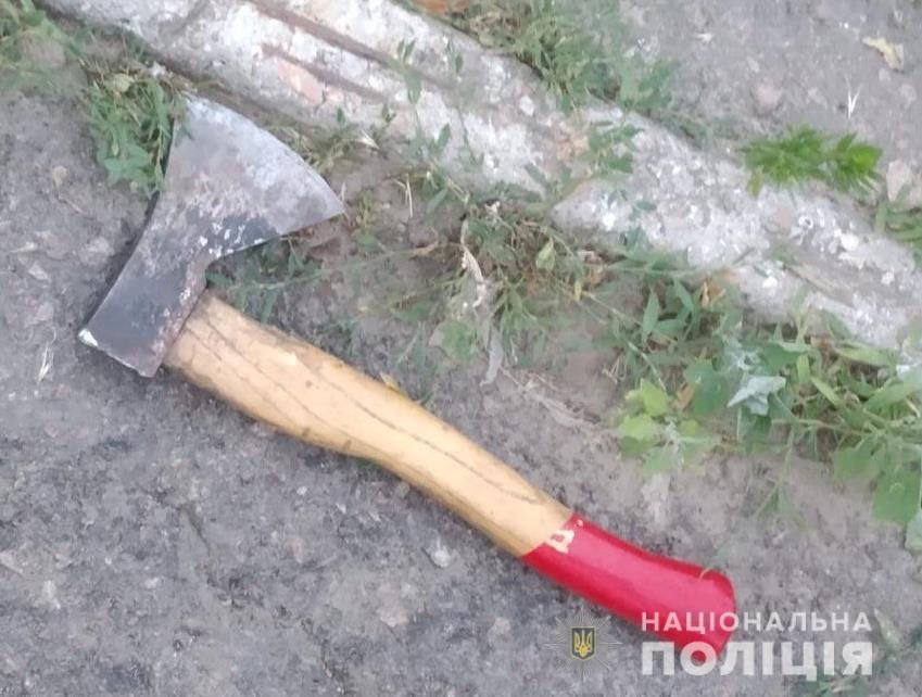 Конфликт между соседями мог закончиться трагедией, когда в дело пошел этот топор
