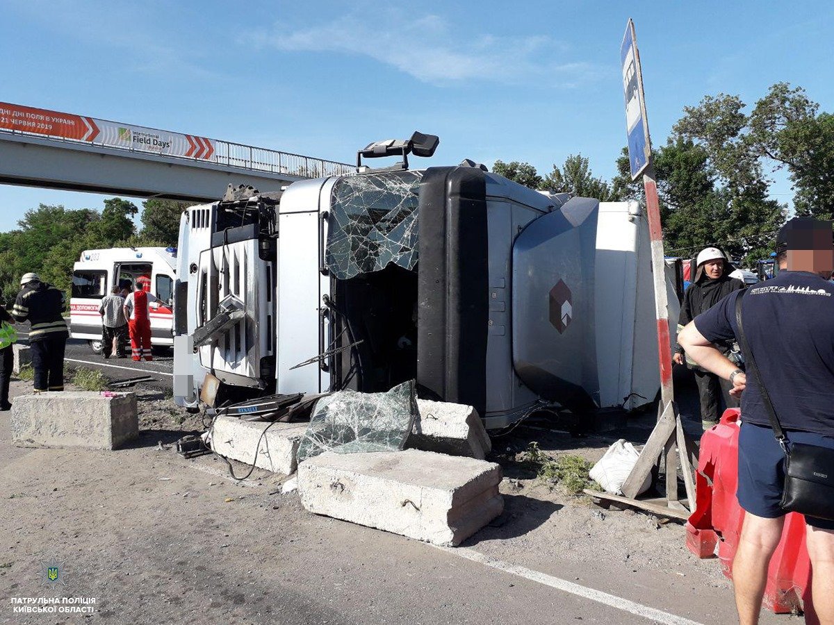 На трассе Киев - Одесса под Киевом произошло ДТП с участием фуры