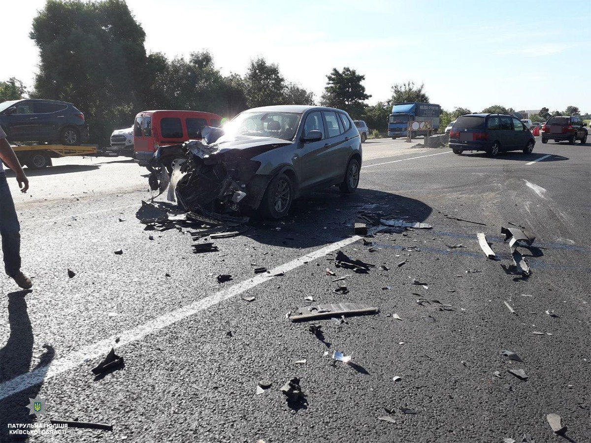 По предварительной информации, аварию спровоцировал кроссовер BMW X3