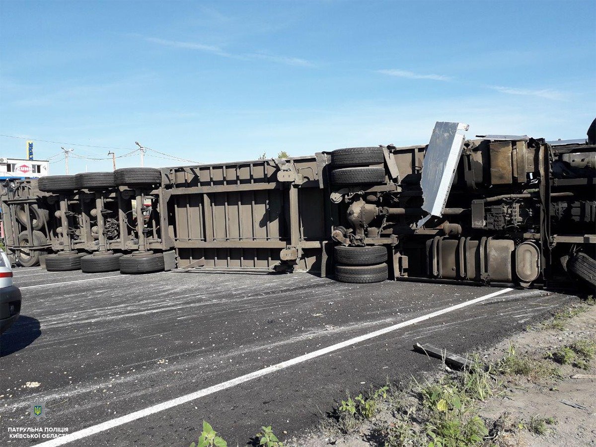 В результате ДТП грузовик перевернулся и заблокировал две полосы движения