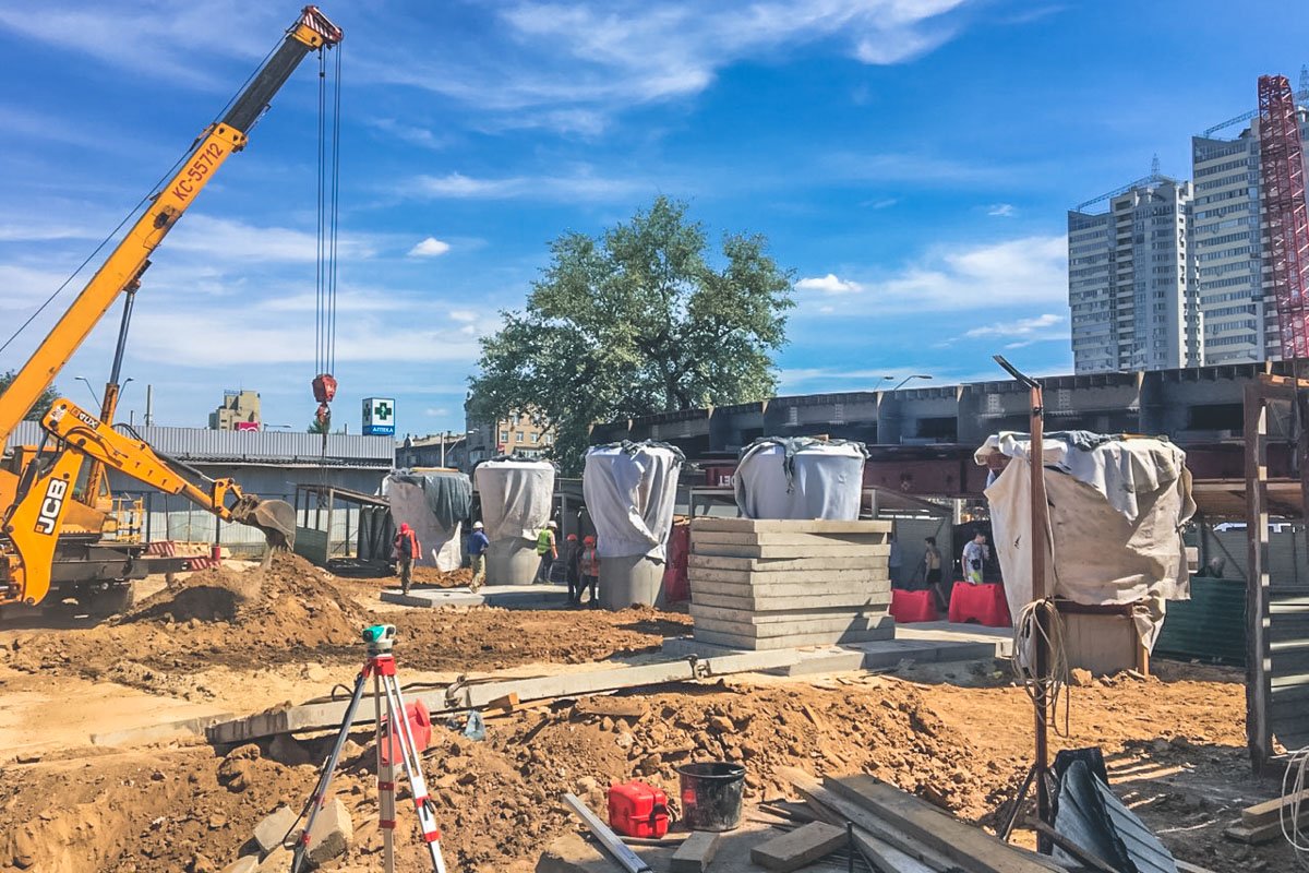 Уже появились первые опоры, закутанные в белое, а пролет моста, который показывали выше, сейчас стоит на временных подставках Уже появились первые опоры, закутанные в белое, а пролет моста, который показывали выше, сейчас стоит на временных подставках