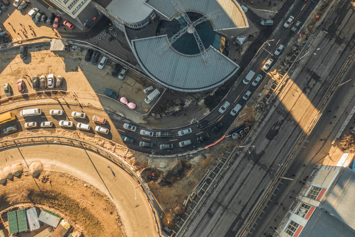 Движение организовали четко - машины объезжают, мост свободен и готов к демонтажу Движение организовали четко - машины объезжают, мост свободен и готов к демонтажу