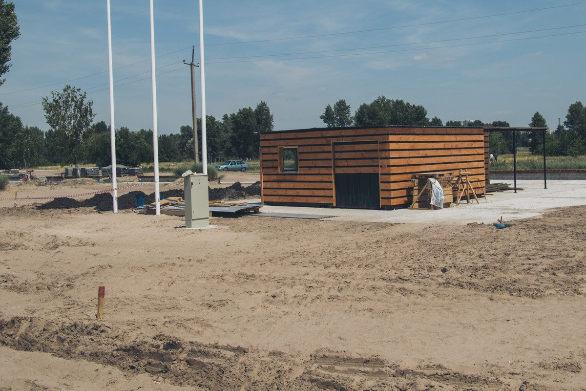 Ремонтные работы на пляже "Десна" еще далеки от завершения