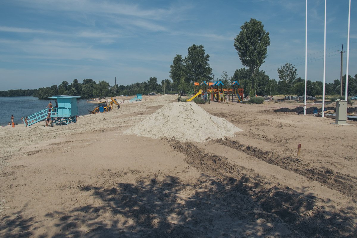 Шум строительной техники не мешает отдыхающим