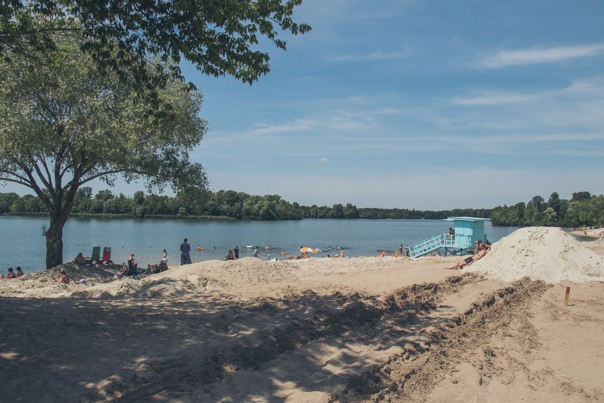 Пока что отдыхающим приходится ютиться на небольшом клочке пляжа