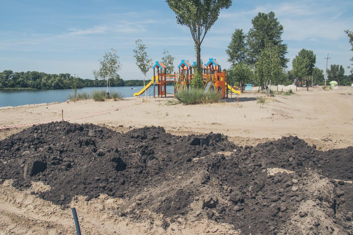 На пляже уже установили детскую площадку