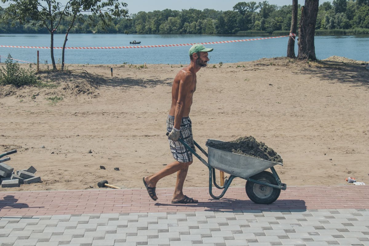 Часть дорожек уже вымощена плиткой
