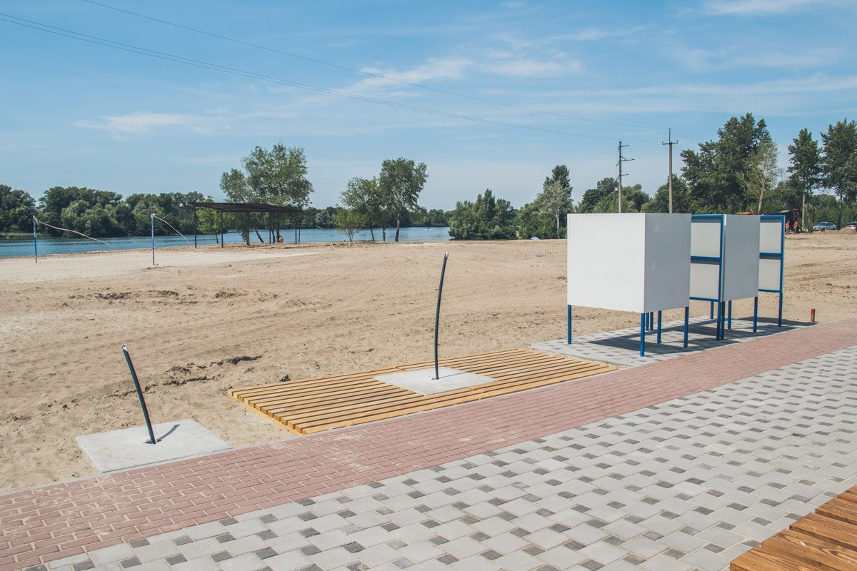 Кабинки для переодевания уже установлены на пляже