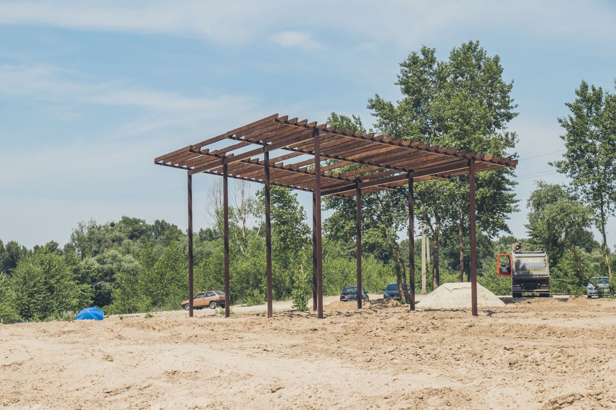 А здесь, по всей видимости, будут душевые