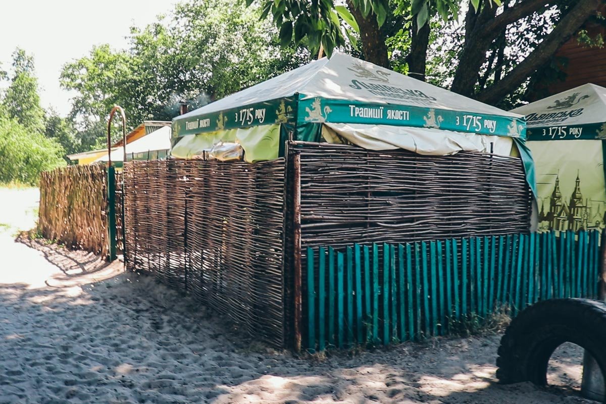 На пляже можно купить квас, мороженное и другую снедь