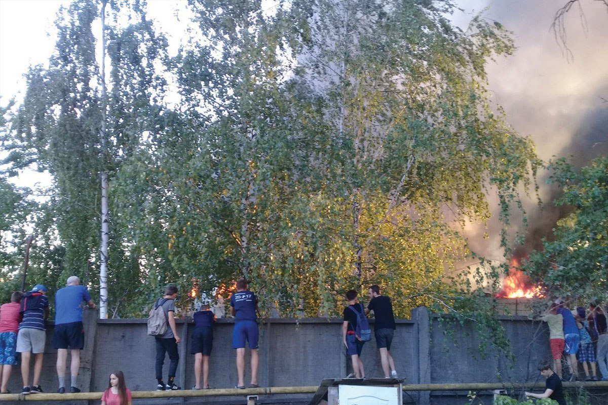 Как сообщают очевидцы, черный столб дыма видно с разных районов столицы