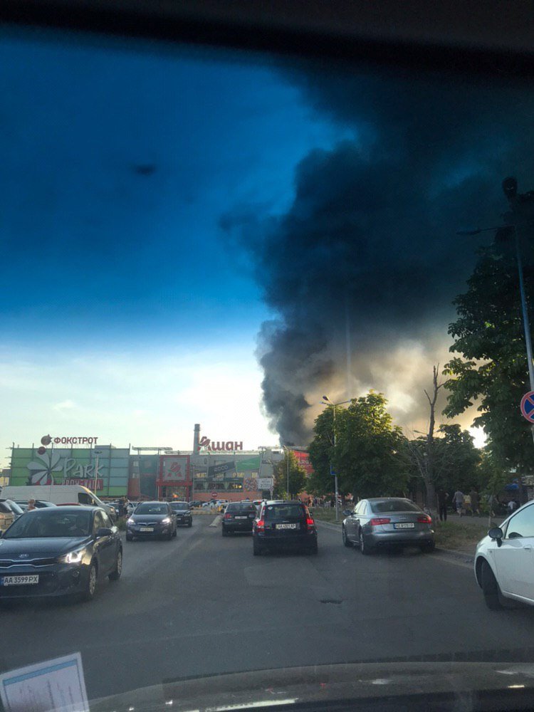 Горят склады за гипермаркетом «Ашан», который находится на Большой Окружной