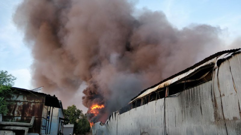 Уже 40 минут в селе Петропавловская Борщаговка бушует масштабный пожар 