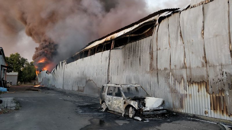 Огонь уничтожил минимум одну из припаркованных машин 