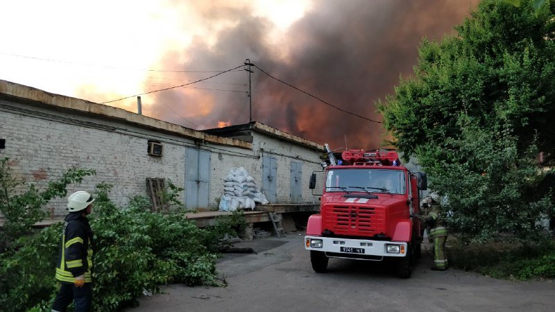13 единиц специальной техники пригнали для борьбы с огнем на складах 