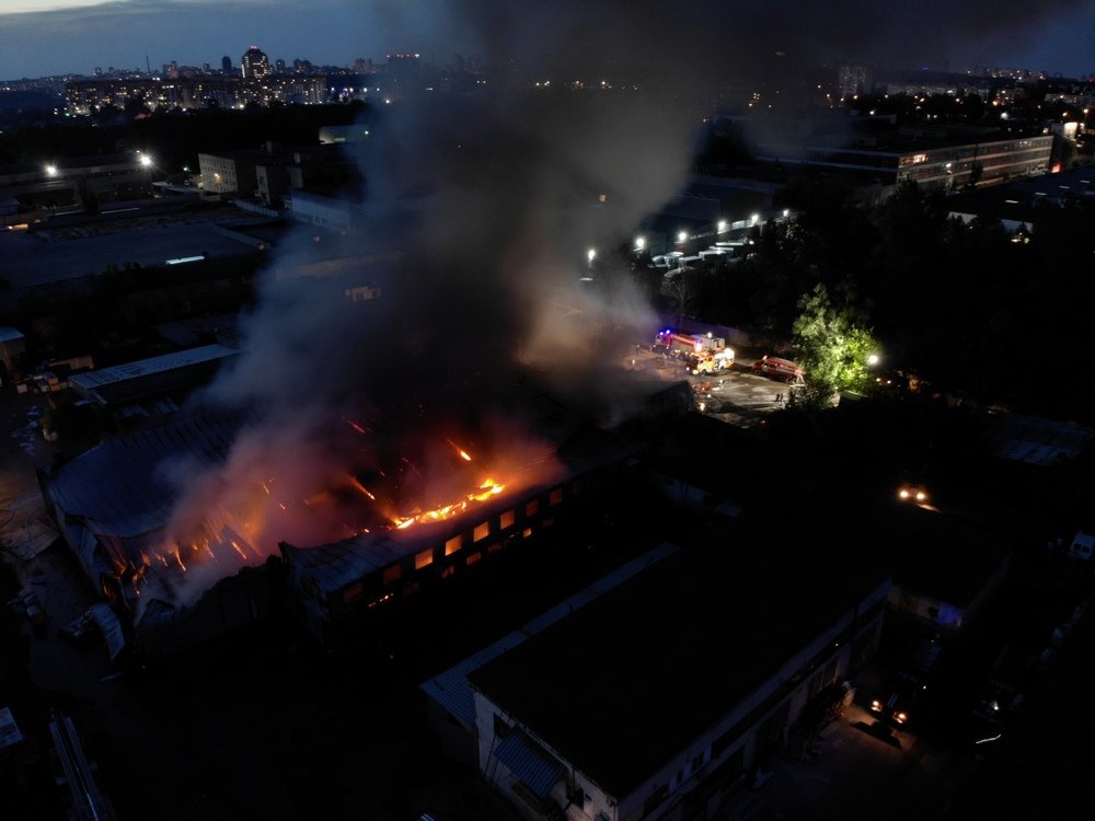 Лишь к 21:30 пожар удалось локализовать 