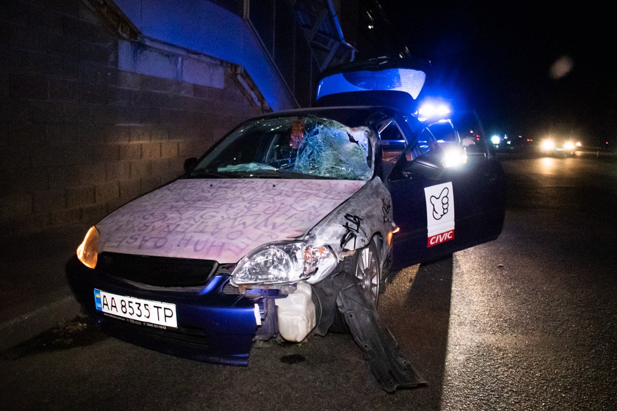 У Honda разбито лобовое стекло с водительской стороны 