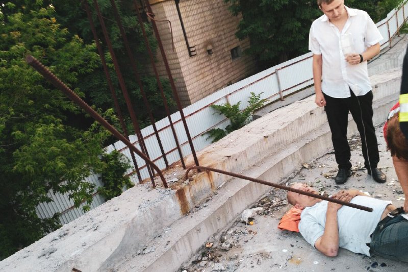 Каким образом он проткнул себе ногу, на данный момент неизвестно