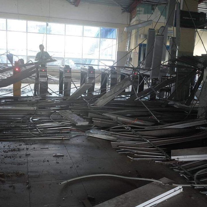 Шквальный ветер не пощадил и крышу на станции Сабурова