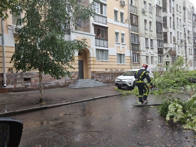 На Киев обрушился шторм: что происходит в столице в условиях непогоды. Хроника 25