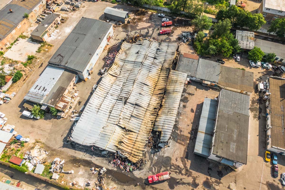 Еще вчера здесь стоял огромный и черный столб дыма Еще вчера здесь стоял огромный и черный столб дыма