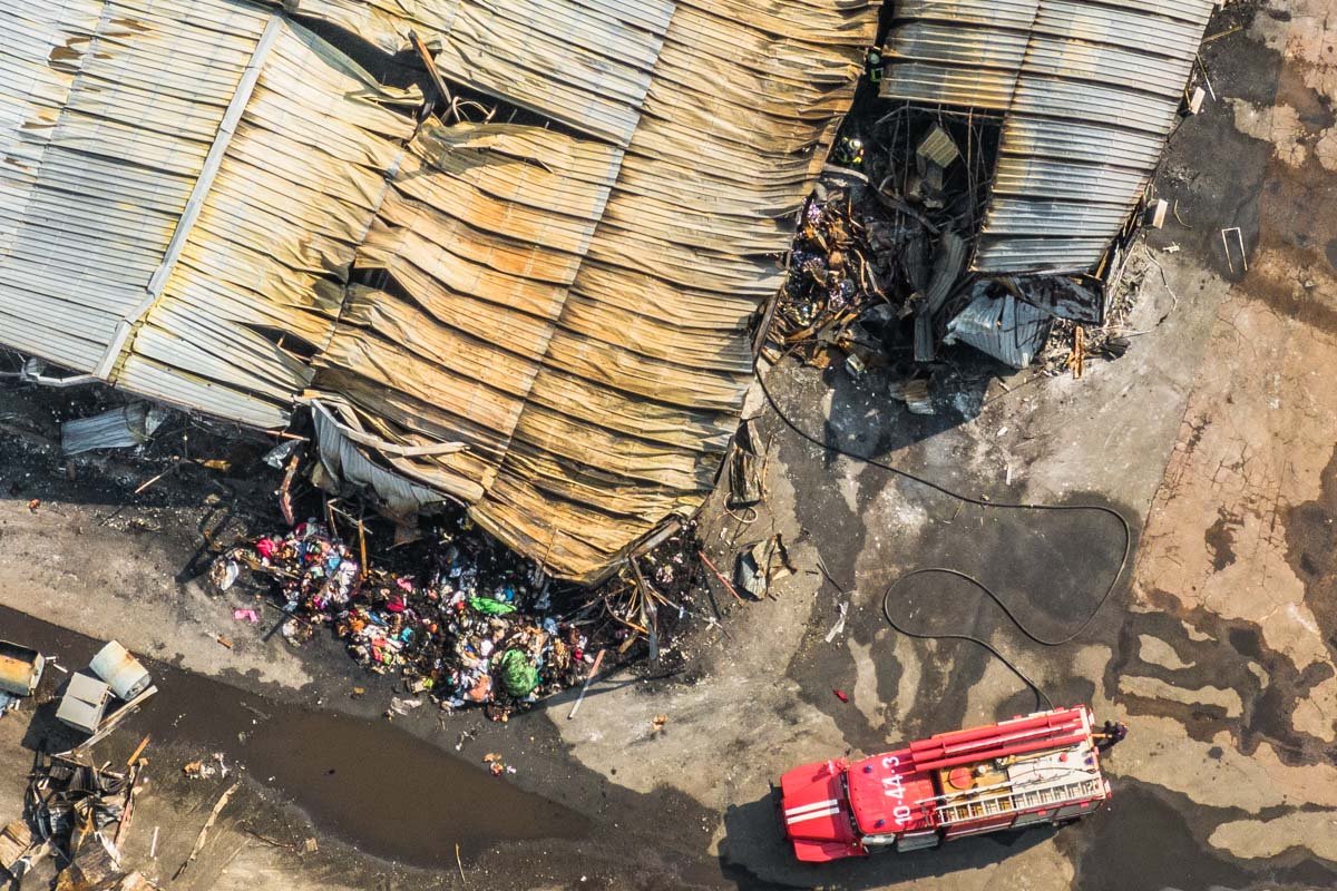 А уже сегодня вокруг все залито водой и валяются "трупы" вещей, которые больше никто не будет носить А уже сегодня вокруг все залито водой и валяются "трупы" вещей, которые больше никто не будет носить