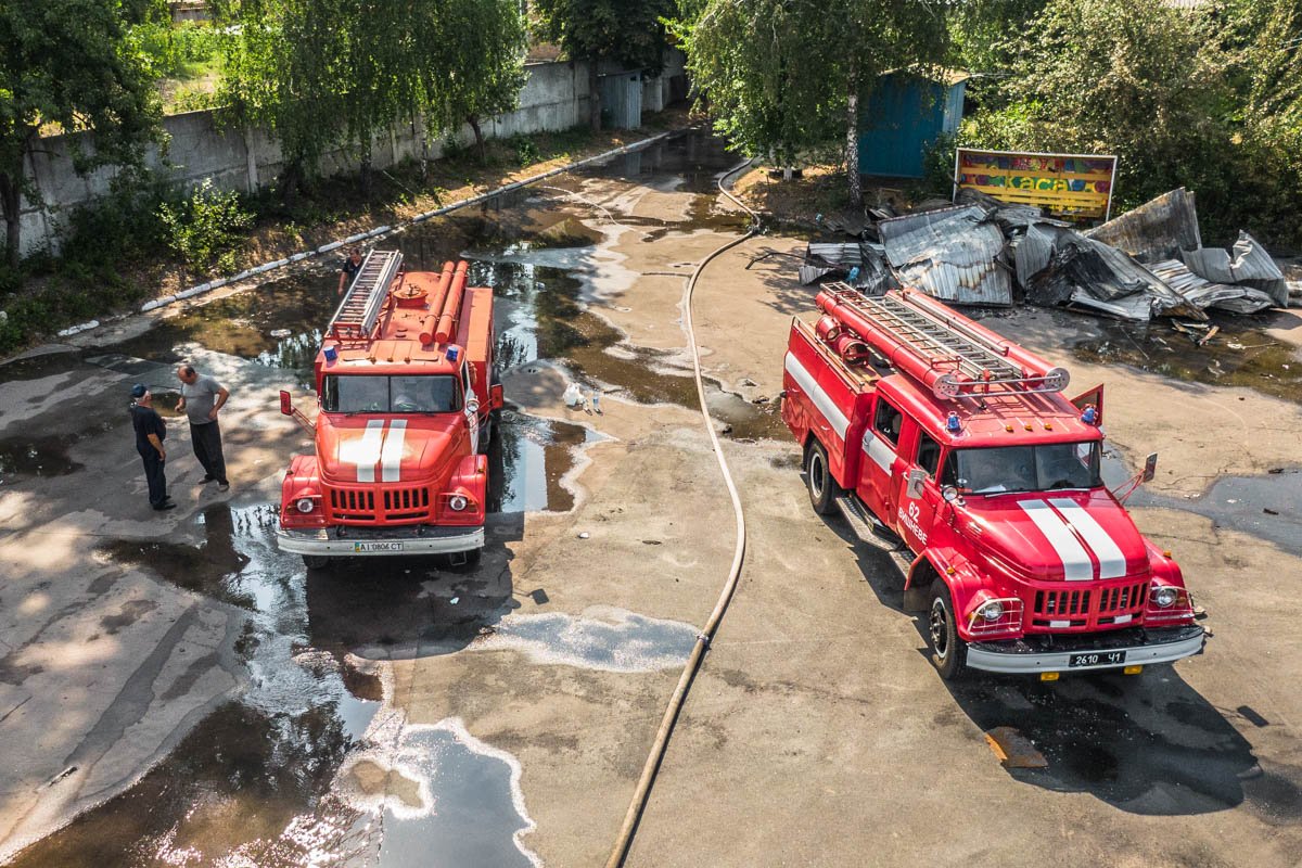 Спасатели до сих пор на месте - проливают тлеющие вещи Спасатели до сих пор на месте - проливают тлеющие вещи