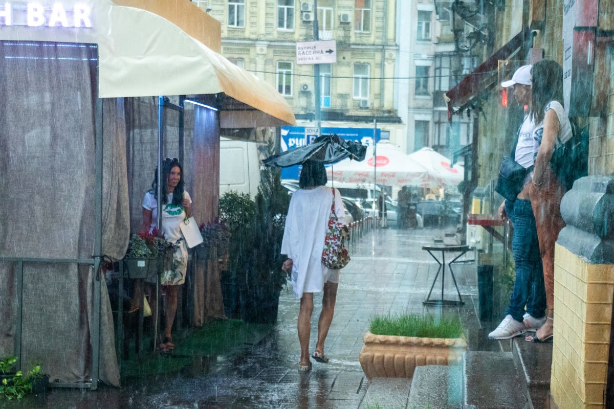 Пой, будто тебя никто не слышит. Иди под сломанным зонтом, будто тебя никто не видит.