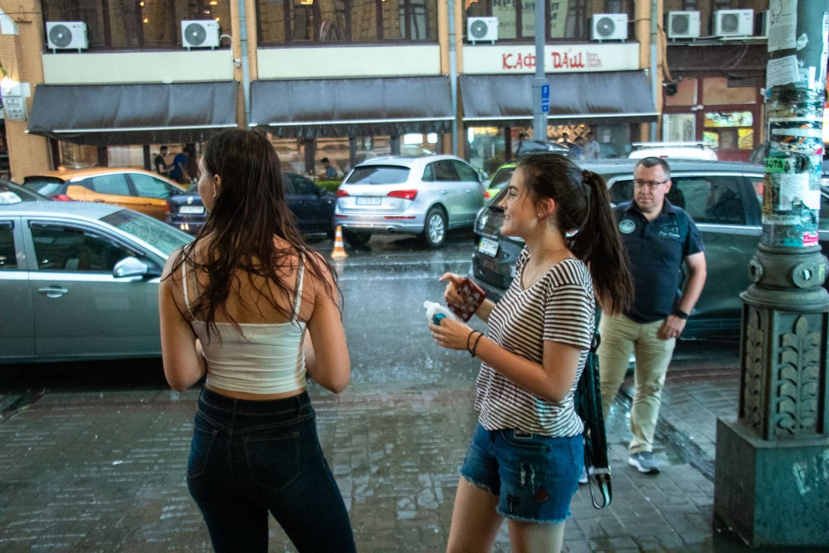 Мокрая девочка танцует...