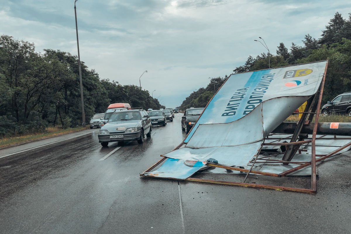 27 июня на трассе Киев - Бровары шквальный ветер повалил билборд