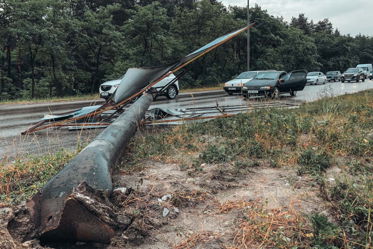 Рекламная конструкция перекрыла две полосы движения