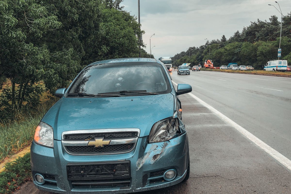 Также билборд зацепил проезжающую машину