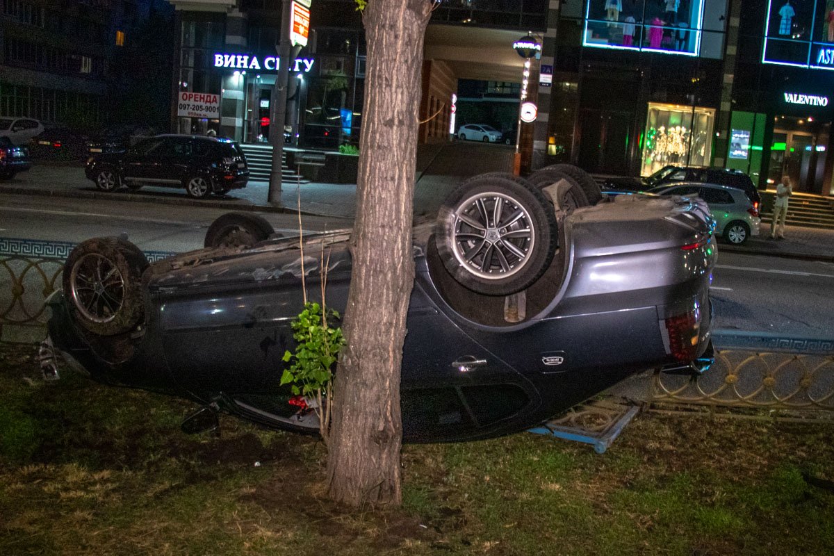 В результате аварии Skoda перевернулась